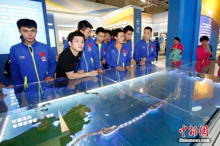 2001年龄段优秀球员集体参观“砥砺奋进的五年”大型成就展